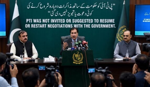 پی ٹی آئی کو حکومت کے ساتھ مذاکرات کی بحالی یا دوبارہ مذاکرات شروع کرنے کی کوئی دعوت یا تجویز نہیں دی، سردار ایاز صادق