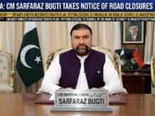 کوئٹہ، وزیراعلی سرفراز بگٹی کا سیکیورٹی ڈرل کے باعث سڑکوں کی بندش پر نوٹس، اہم شاہراہیں ٹریفک کے لیے بحال سیکیورٹی کے نام پر شہریوں کو غیر ضروری مشکلات میں ڈالنا قابلِ قبول نہیں: وزیراعلی بلوچستان کی مربوط ٹریفک پلان بنانے کی ہدایت کوئٹہ (خ ن ) وزیراعلی بلوچستان میر سرفراز بگٹی نے صوبائی دارالحکومت کوئٹہ میں سیکیورٹی ڈرل کے دوران مختلف اہم شاہراہوں کی بندش کے باعث شہریوں کو پیش آنے والی مشکلات کا سخت نوٹس لیتے ہوئے متعلقہ حکام کو فوری طور پر صورتحال کا جائزہ لینے اور عوامی مشکلات کے فوری ازالے کی ہدایت جاری کر دی۔ وزیراعلی کی مداخلت کے بعد ضلعی انتظامیہ، پولیس، ٹریفک پولیس اور دیگر متعلقہ اداروں نے فوری کارروائی کرتے ہوئے متعدد اہم شاہراہوں کو دوبارہ ٹریفک کے لیے کھول دیا، جس کے بعد شہر میں ٹریفک کی روانی بحال ہونا شروع ہوگئی وزیراعلی ہاس سے جاری اعلامیے کے مطابق میر سرفراز بگٹی کو کوئٹہ کے مختلف علاقوں میں سیکیورٹی ڈرل کے باعث اہم شاہراہوں کی بندش، ٹریفک جام اور شہریوں کو درپیش مشکلات سے متعلق اطلاعات موصول ہوئیں، جس پر انہوں نے فوری نوٹس لیتے ہوئے متعلقہ حکام سے رپورٹ طلب کی اور ہدایت کی کہ سیکیورٹی انتظامات اپنی جگہ اہم ہیں، تاہم عوام کی روزمرہ زندگی اور آمدورفت کو غیر ضروری طور پر متاثر نہیں ہونا چاہیے وزیراعلی نے واضح کیا کہ حکومت عوام کی خدمت کے لیے قائم ہے اور شہریوں کو بلاوجہ مشکلات میں ڈالنا کسی بھی صورت قابل قبول نہیں ہوگا۔ انہوں نے کہا کہ مریضوں، طلبہ، سرکاری و نجی ملازمین، تاجروں، خواتین، بزرگ شہریوں اور دیگر مسافروں کو سڑکوں کی طویل بندش کے باعث شدید مشکلات کا سامنا کرنا پڑتا ہے، اس لیے آئندہ ایسے تمام انتظامات میں عوامی سہولت کو اولین ترجیح دی جائے میر سرفراز بگٹی نے متعلقہ اداروں کو ہدایت کی کہ کسی بھی سیکیورٹی ڈرل، وی آئی پی موومنٹ یا ہنگامی صورتحال کے دوران جامع ٹریفک مینجمنٹ پلان ترتیب دیا جائے، متبادل راستے پہلے سے مختص کیے جائیں، ٹریفک پولیس کی اضافی نفری تعینات کی جائے اور شہریوں کو بروقت معلومات فراہم کی جائیں تاکہ غیر ضروری پریشانی سے بچا جا سکے انہوں نے کہا کہ سیکیورٹی کے تقاضے پورے کرنا حکومت کی اہم ذمہ داری ہے، تاہم ان اقدامات کے دوران شہریوں کی سہولت اور معمولات زندگی کو بھی نظرانداز نہیں کیا جا سکتا۔ تمام متعلقہ ادارے ایسی حکمت عملی اختیار کریں جس سے سیکیورٹی بھی مثر رہے اور عوام کو بھی کم سے کم مشکلات پیش آئیں وزیراعلی کے احکامات کے بعد پولیس، ضلعی انتظامیہ اور ٹریفک پولیس نے فوری طور پر مختلف مقامات کا جائزہ لیا اور جہاں ممکن ہوا وہاں رکاوٹیں ہٹا کر شاہراہوں کو ٹریفک کے لیے بحال کر دیا گیا۔ ٹریفک اہلکاروں کو اہم چوراہوں اور شاہراہوں پر تعینات کیا گیا تاکہ گاڑیوں کی روانی برقرار رہے اور شہریوں کو متبادل راستوں کے بارے میں رہنمائی فراہم کی جا سکے اعلامیے میں کہا گیا کہ وزیراعلی نے متعلقہ حکام کو مستقبل کے لیے بھی واضح ہدایات جاری کی ہیں کہ کسی بھی سیکیورٹی آپریشن، مشق یا خصوصی انتظامات کے دوران تمام ادارے باہمی رابطے اور مثر کوآرڈی نیشن کے ساتھ کام کریں تاکہ ٹریفک کی روانی متاثر نہ ہو اور شہریوں کو غیر ضروری انتظار، ذہنی اذیت اور سفری مشکلات کا سامنا نہ کرنا پڑے انہوں نے اس بات پر بھی زور دیا کہ جدید شہروں میں سیکیورٹی اور ٹریفک مینجمنٹ ایک دوسرے سے جڑے ہوئے شعبے ہیں، اس لیے بلوچستان میں بھی جدید تقاضوں کے مطابق مربوط نظام متعارف کرایا جائے، جس کے ذریعے سیکیورٹی خدشات سے مثر انداز میں نمٹنے کے ساتھ ساتھ شہریوں کی سہولت کو بھی یقینی بنایا جا سکے شہریوں، تاجروں اور مختلف سماجی حلقوں نے وزیراعلی کے فوری نوٹس اور بروقت اقدامات کو سراہتے ہوئے امید ظاہر کی کہ مستقبل میں سیکیورٹی اقدامات کے دوران ٹریفک کی بندش کے فیصلے بہتر منصوبہ بندی کے تحت کیے جائیں گے تاکہ عام شہریوں کی روزمرہ زندگی، کاروباری سرگرمیوں، تعلیمی اداروں اور طبی خدمات پر منفی اثرات مرتب نہ ہوں وزیراعلی میر سرفراز بگٹی نے آخر میں متعلقہ حکام کو ہدایت کی کہ عوامی سہولت کو ہر فیصلے کا بنیادی جزو بنایا جائے، ٹریفک کی روانی برقرار رکھنے کے لیے جدید نظام اپنایا جائے، متبادل راستوں کی بروقت نشاندہی کی جائے اور سیکیورٹی کے تقاضوں اور عوامی مفاد کے درمیان ایسا مثر توازن قائم رکھا جائے جو ایک ذمہ دار اور عوام دوست حکومت کی ترجیحات کی عکاسی کرے۔