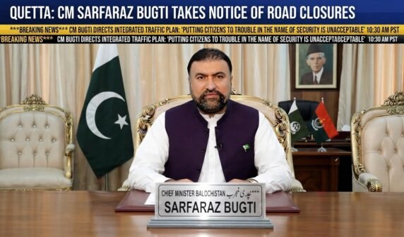 کوئٹہ، وزیراعلی سرفراز بگٹی کا سیکیورٹی ڈرل کے باعث سڑکوں کی بندش پر نوٹس، اہم شاہراہیں ٹریفک کے لیے بحال سیکیورٹی کے نام پر شہریوں کو غیر ضروری مشکلات میں ڈالنا قابلِ قبول نہیں: وزیراعلی بلوچستان کی مربوط ٹریفک پلان بنانے کی ہدایت کوئٹہ (خ ن ) وزیراعلی بلوچستان میر سرفراز بگٹی نے صوبائی دارالحکومت کوئٹہ میں سیکیورٹی ڈرل کے دوران مختلف اہم شاہراہوں کی بندش کے باعث شہریوں کو پیش آنے والی مشکلات کا سخت نوٹس لیتے ہوئے متعلقہ حکام کو فوری طور پر صورتحال کا جائزہ لینے اور عوامی مشکلات کے فوری ازالے کی ہدایت جاری کر دی۔ وزیراعلی کی مداخلت کے بعد ضلعی انتظامیہ، پولیس، ٹریفک پولیس اور دیگر متعلقہ اداروں نے فوری کارروائی کرتے ہوئے متعدد اہم شاہراہوں کو دوبارہ ٹریفک کے لیے کھول دیا، جس کے بعد شہر میں ٹریفک کی روانی بحال ہونا شروع ہوگئی وزیراعلی ہاس سے جاری اعلامیے کے مطابق میر سرفراز بگٹی کو کوئٹہ کے مختلف علاقوں میں سیکیورٹی ڈرل کے باعث اہم شاہراہوں کی بندش، ٹریفک جام اور شہریوں کو درپیش مشکلات سے متعلق اطلاعات موصول ہوئیں، جس پر انہوں نے فوری نوٹس لیتے ہوئے متعلقہ حکام سے رپورٹ طلب کی اور ہدایت کی کہ سیکیورٹی انتظامات اپنی جگہ اہم ہیں، تاہم عوام کی روزمرہ زندگی اور آمدورفت کو غیر ضروری طور پر متاثر نہیں ہونا چاہیے وزیراعلی نے واضح کیا کہ حکومت عوام کی خدمت کے لیے قائم ہے اور شہریوں کو بلاوجہ مشکلات میں ڈالنا کسی بھی صورت قابل قبول نہیں ہوگا۔ انہوں نے کہا کہ مریضوں، طلبہ، سرکاری و نجی ملازمین، تاجروں، خواتین، بزرگ شہریوں اور دیگر مسافروں کو سڑکوں کی طویل بندش کے باعث شدید مشکلات کا سامنا کرنا پڑتا ہے، اس لیے آئندہ ایسے تمام انتظامات میں عوامی سہولت کو اولین ترجیح دی جائے میر سرفراز بگٹی نے متعلقہ اداروں کو ہدایت کی کہ کسی بھی سیکیورٹی ڈرل، وی آئی پی موومنٹ یا ہنگامی صورتحال کے دوران جامع ٹریفک مینجمنٹ پلان ترتیب دیا جائے، متبادل راستے پہلے سے مختص کیے جائیں، ٹریفک پولیس کی اضافی نفری تعینات کی جائے اور شہریوں کو بروقت معلومات فراہم کی جائیں تاکہ غیر ضروری پریشانی سے بچا جا سکے انہوں نے کہا کہ سیکیورٹی کے تقاضے پورے کرنا حکومت کی اہم ذمہ داری ہے، تاہم ان اقدامات کے دوران شہریوں کی سہولت اور معمولات زندگی کو بھی نظرانداز نہیں کیا جا سکتا۔ تمام متعلقہ ادارے ایسی حکمت عملی اختیار کریں جس سے سیکیورٹی بھی مثر رہے اور عوام کو بھی کم سے کم مشکلات پیش آئیں وزیراعلی کے احکامات کے بعد پولیس، ضلعی انتظامیہ اور ٹریفک پولیس نے فوری طور پر مختلف مقامات کا جائزہ لیا اور جہاں ممکن ہوا وہاں رکاوٹیں ہٹا کر شاہراہوں کو ٹریفک کے لیے بحال کر دیا گیا۔ ٹریفک اہلکاروں کو اہم چوراہوں اور شاہراہوں پر تعینات کیا گیا تاکہ گاڑیوں کی روانی برقرار رہے اور شہریوں کو متبادل راستوں کے بارے میں رہنمائی فراہم کی جا سکے اعلامیے میں کہا گیا کہ وزیراعلی نے متعلقہ حکام کو مستقبل کے لیے بھی واضح ہدایات جاری کی ہیں کہ کسی بھی سیکیورٹی آپریشن، مشق یا خصوصی انتظامات کے دوران تمام ادارے باہمی رابطے اور مثر کوآرڈی نیشن کے ساتھ کام کریں تاکہ ٹریفک کی روانی متاثر نہ ہو اور شہریوں کو غیر ضروری انتظار، ذہنی اذیت اور سفری مشکلات کا سامنا نہ کرنا پڑے انہوں نے اس بات پر بھی زور دیا کہ جدید شہروں میں سیکیورٹی اور ٹریفک مینجمنٹ ایک دوسرے سے جڑے ہوئے شعبے ہیں، اس لیے بلوچستان میں بھی جدید تقاضوں کے مطابق مربوط نظام متعارف کرایا جائے، جس کے ذریعے سیکیورٹی خدشات سے مثر انداز میں نمٹنے کے ساتھ ساتھ شہریوں کی سہولت کو بھی یقینی بنایا جا سکے شہریوں، تاجروں اور مختلف سماجی حلقوں نے وزیراعلی کے فوری نوٹس اور بروقت اقدامات کو سراہتے ہوئے امید ظاہر کی کہ مستقبل میں سیکیورٹی اقدامات کے دوران ٹریفک کی بندش کے فیصلے بہتر منصوبہ بندی کے تحت کیے جائیں گے تاکہ عام شہریوں کی روزمرہ زندگی، کاروباری سرگرمیوں، تعلیمی اداروں اور طبی خدمات پر منفی اثرات مرتب نہ ہوں وزیراعلی میر سرفراز بگٹی نے آخر میں متعلقہ حکام کو ہدایت کی کہ عوامی سہولت کو ہر فیصلے کا بنیادی جزو بنایا جائے، ٹریفک کی روانی برقرار رکھنے کے لیے جدید نظام اپنایا جائے، متبادل راستوں کی بروقت نشاندہی کی جائے اور سیکیورٹی کے تقاضوں اور عوامی مفاد کے درمیان ایسا مثر توازن قائم رکھا جائے جو ایک ذمہ دار اور عوام دوست حکومت کی ترجیحات کی عکاسی کرے۔